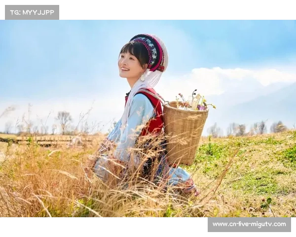 大理环洱海自行车赛:白族阿姨身着传统服饰为选手加油成靓丽风景 大理环洱海自行车赛:白族阿姨身着传统服饰为选手加油成靓丽风景